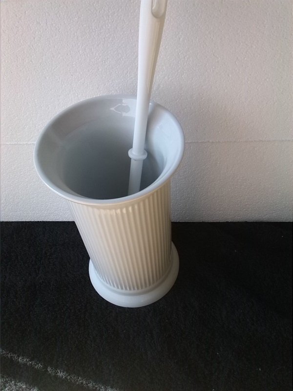 WC-Bürstengarnitur aus Porzellan gerillt weiß