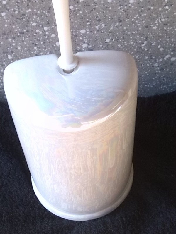 Toilettenbürstengarnitur aus Keramik Dekor weiß mit mit perlmutt lüster Dekor veredelt